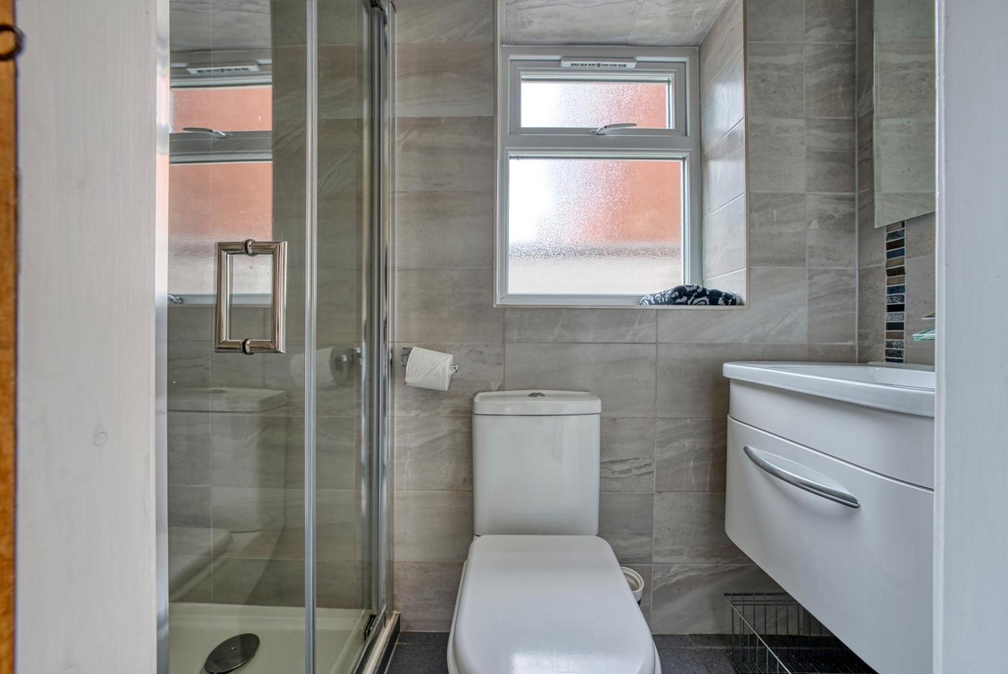 4 Bedroom, 6 Beds, 3 Bathrooms, Near Nec & Birmingham Airport, Business, Contractor And Family Friendly, Free Wi-Fi, Free Parking Coventry Luaran gambar